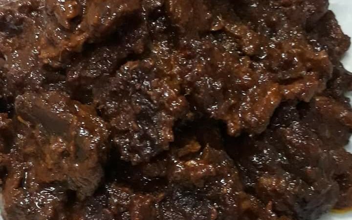 Rendang daging jintan berempah yang kering dan hitam