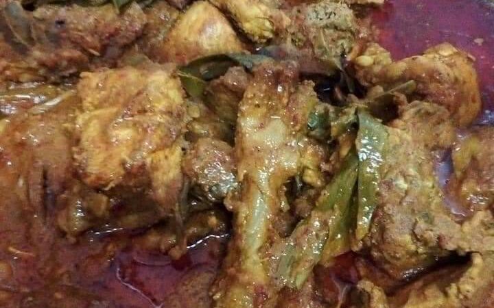 Rendang ayam minang pekat dengan kuah hitam