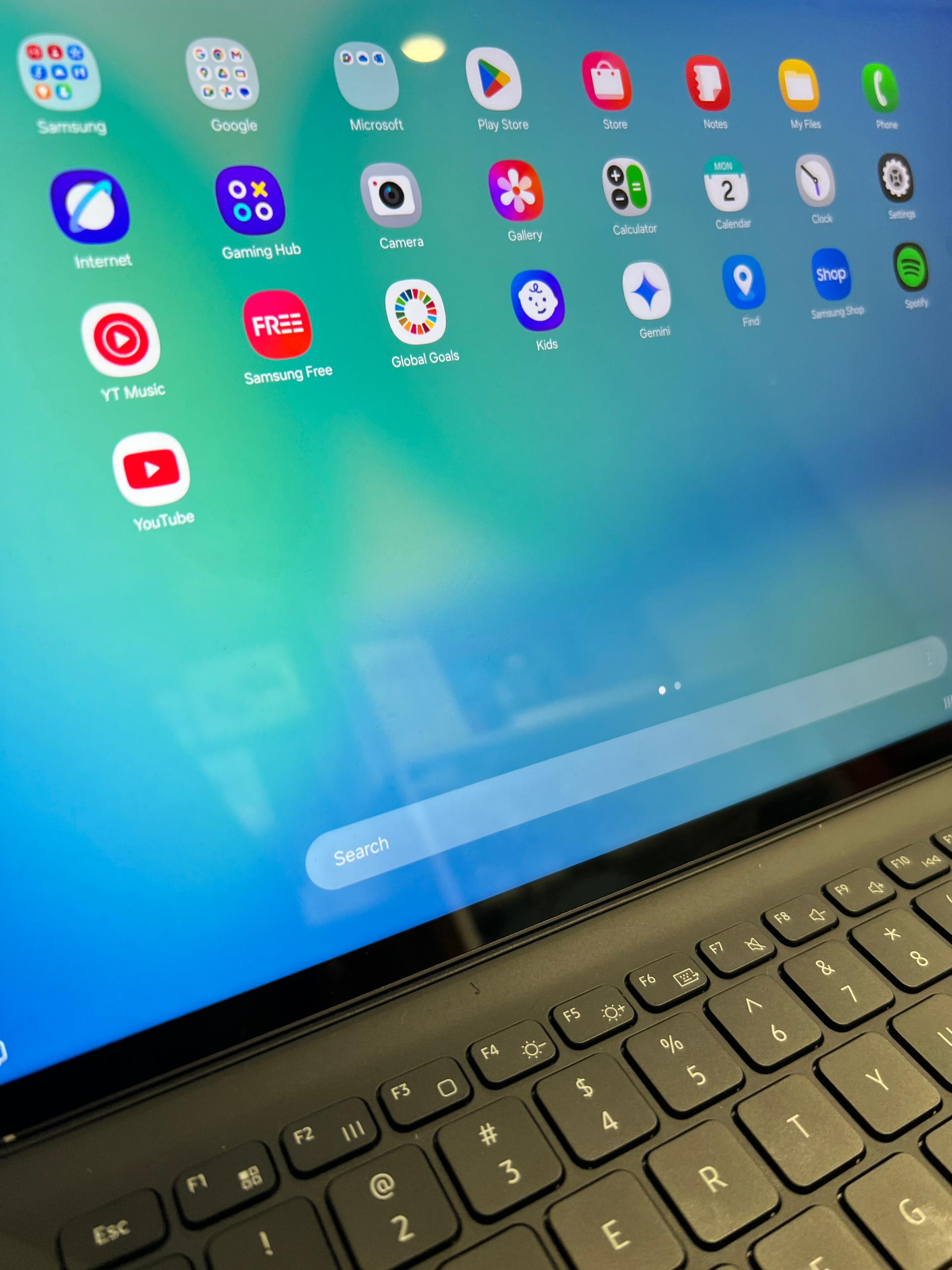 Gambar tablet Samsung Galaxy Tab S10 FE+ menunjukkan paparan skrin besar dengan bingkai nipis.