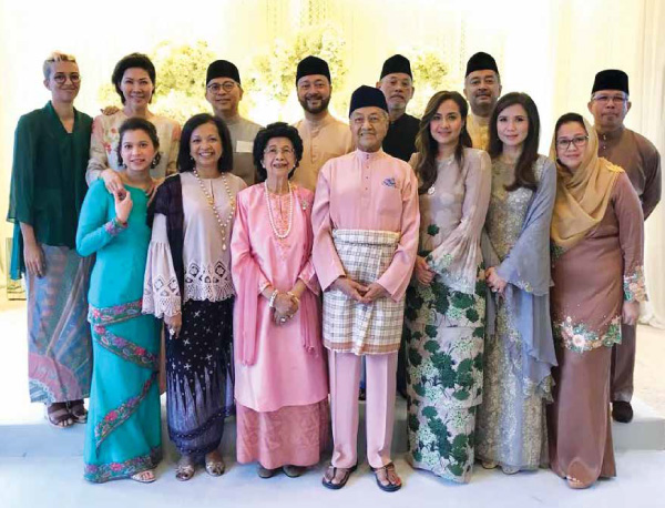 Gambar keluarga Tun Dr Mahathir Mohamad dan Tun Dr Siti Hasmah bersama anak-anak mereka.