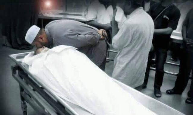 Wanita mengalami sakit atau bersalin ditenangkan dengan doa