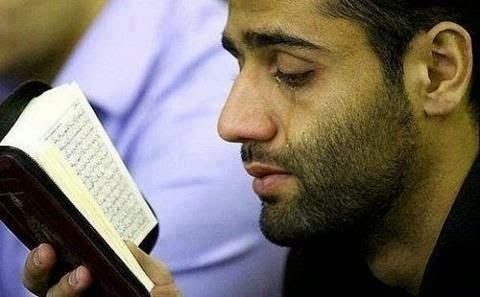 Wanita menangis khusyuk mendengar bacaan Al Quran
