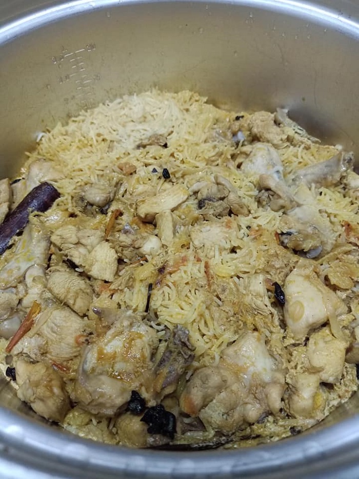 Nasi beriyani ayam sedia dihidang