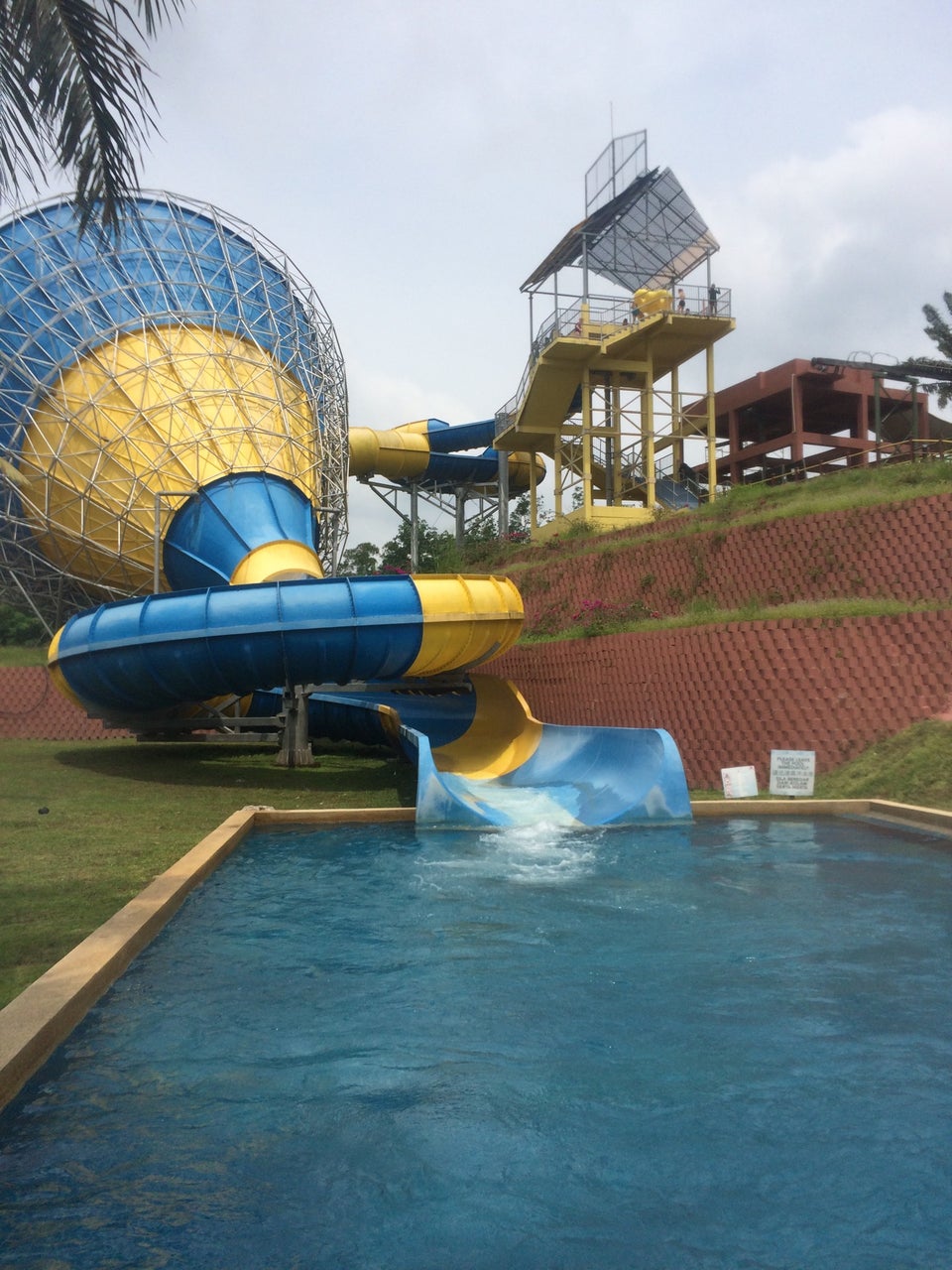 a famosa water world taman tema air di malaysia