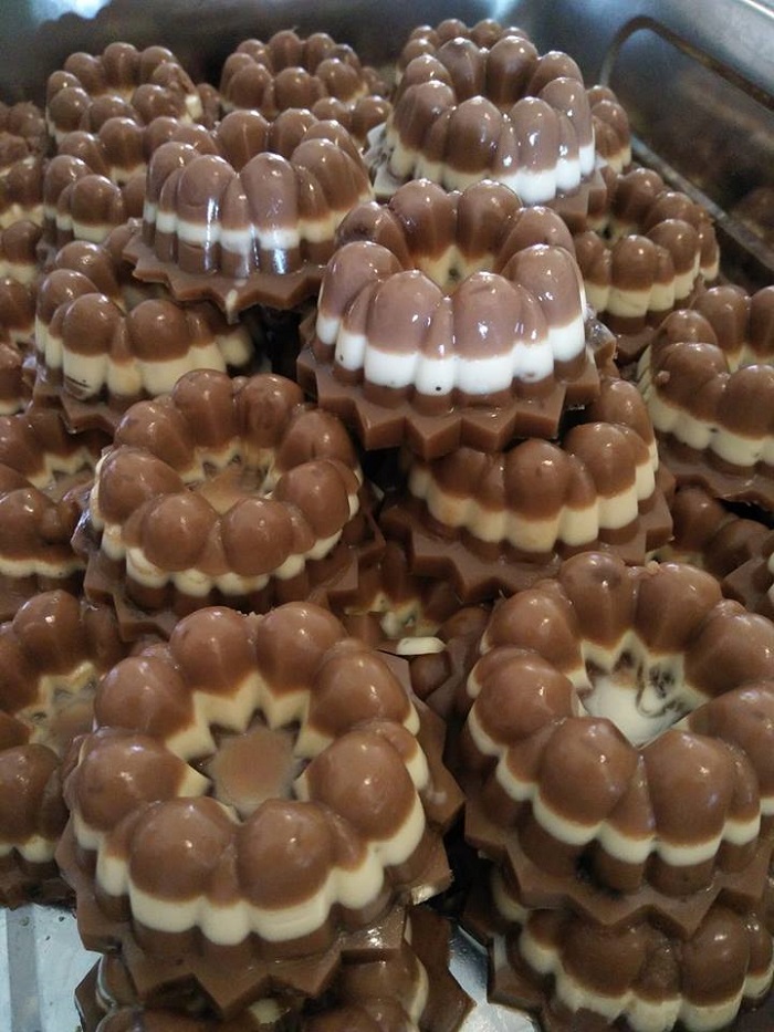 Gambar agar-agar Milo lapis dengan biskut Oreo di dalam acuan