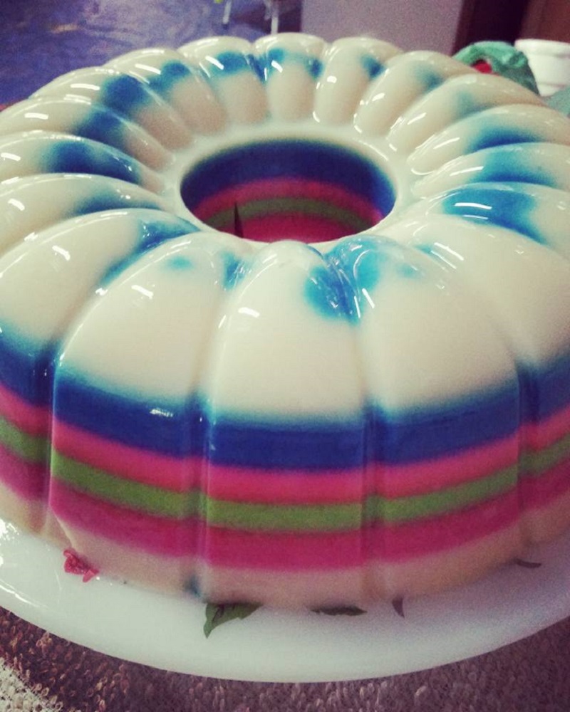 Gambar agar-agar roti pelangi berwarna-warni yang telah siap dipotong