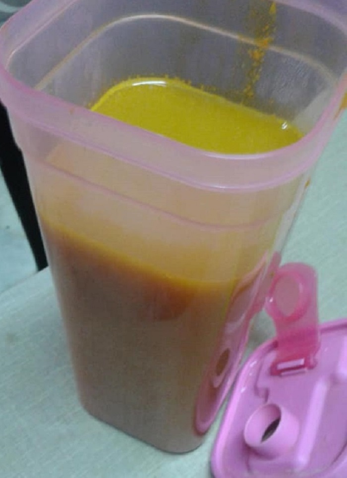 Segelas air asam kunyit halia tradisional yang sihat dan berkhasiat