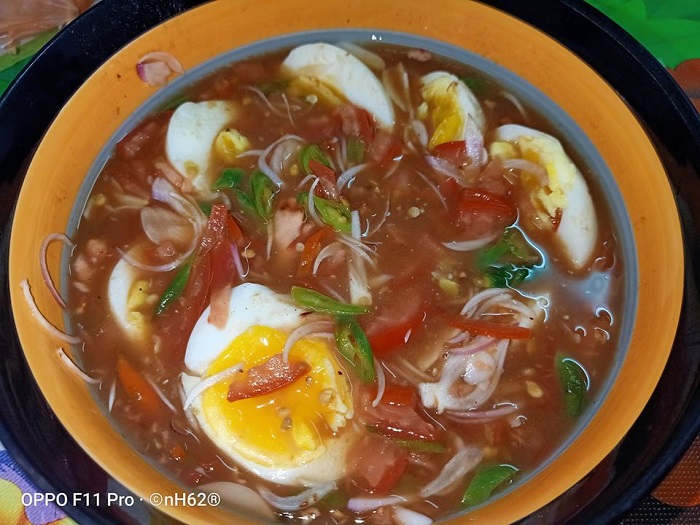 Telur rebus dalam kuah air asam yang sedap