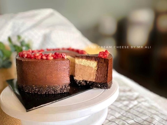 Kek Aiskrim dengan lapisan aiskrim dan biskut