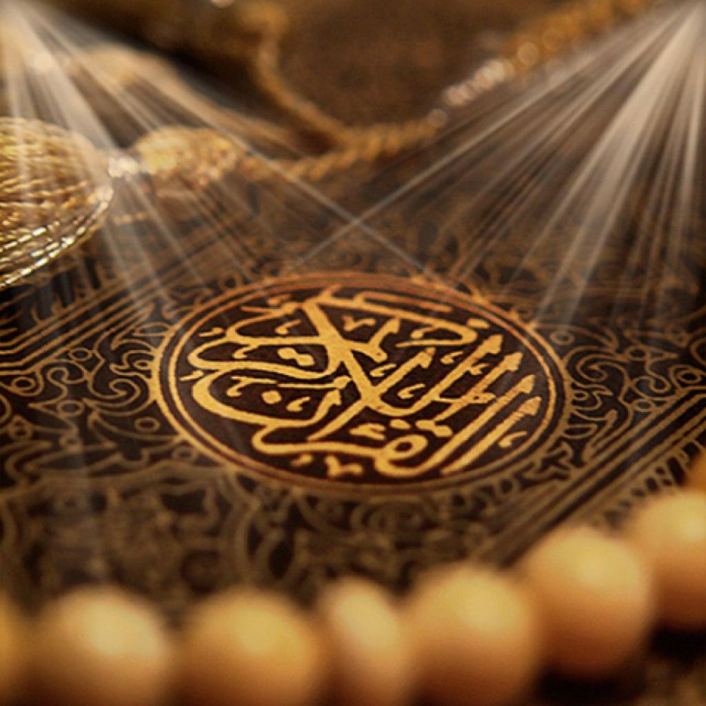 Ilustrasi kitab al-Quran dengan cahaya bersinar melambangkan peristiwa Nuzul al-Quran.