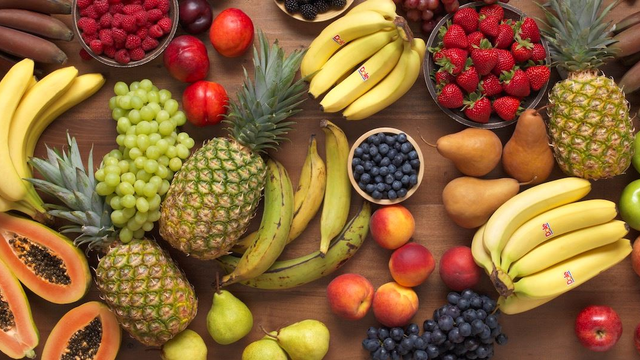 Pelbagai jenis buah-buahan segar bervitamin tinggi seperti anggur dan epal untuk kesihatan tubuh