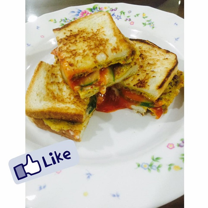 Roti John Meletops dengan inti banyak dan sedap