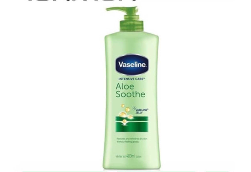 Botol losyen badan Vaseline Intensive Care dengan aloe vera