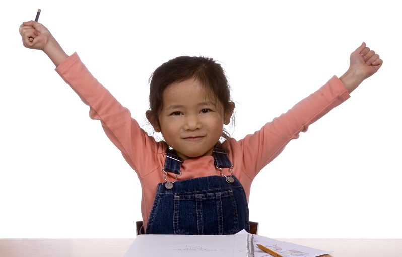 Gambar seorang anak kecil sedang memegang kertas lukisan gubahan bunga sebagai hadiah Hari Ibu.