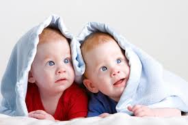Gambar bayi kembar sedang tidur bersama