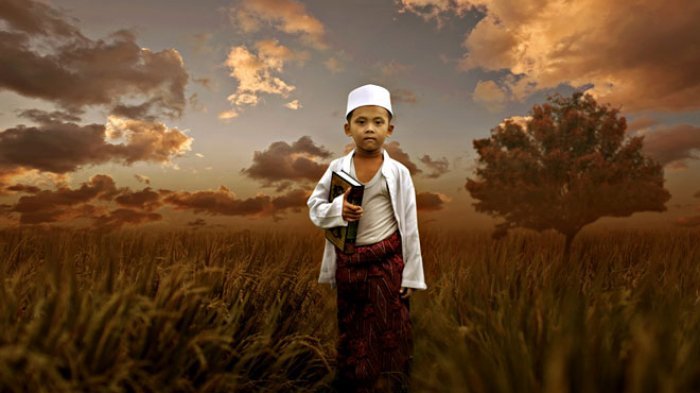 Ilustrasi wanita menangis mengenangi kenangan silam dan tekad mendidik anak.