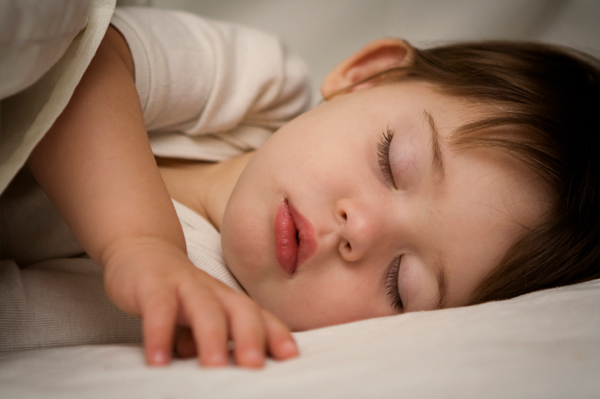 Gambar bayi atau kanak-kanak sedang lena tidur di dalam katil yang selesa.