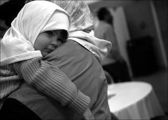 Ibu dan anak perempuan kecil bersama mengerjakan solat Subuh memakai telekung.