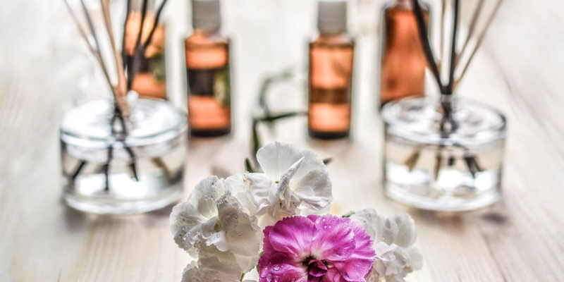 Botol minyak aroma terapi dengan lilin menyala