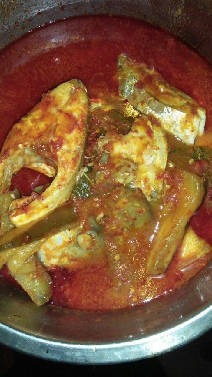 Asam pedas ikan nyok nyok dengan cili merah dan daun kesum