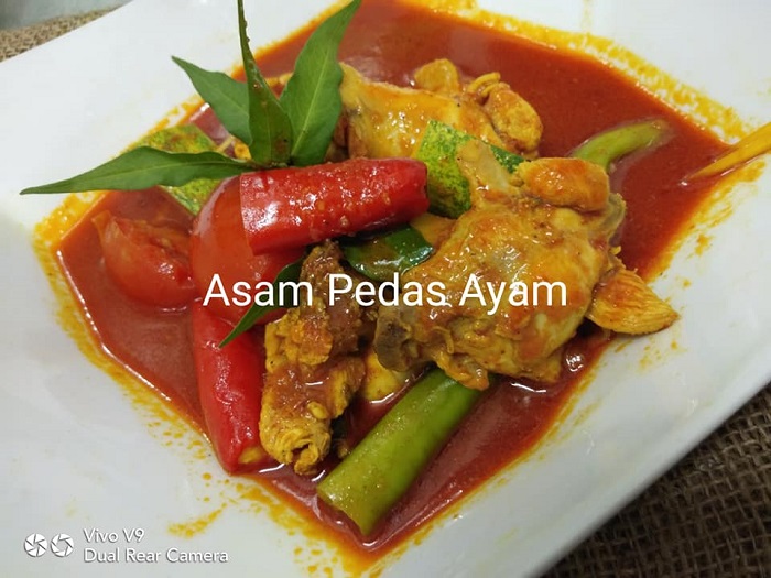 Sepinggan asam pedas ayam berkuah pekat merecik bersama nasi putih