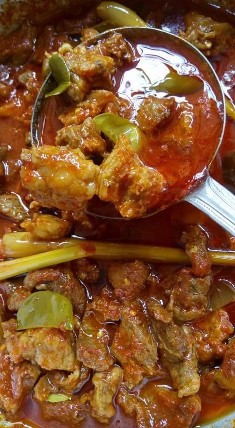Gambar hidangan asam pedas daging tetel yang dimasak bersama kuah cili yang pekat.