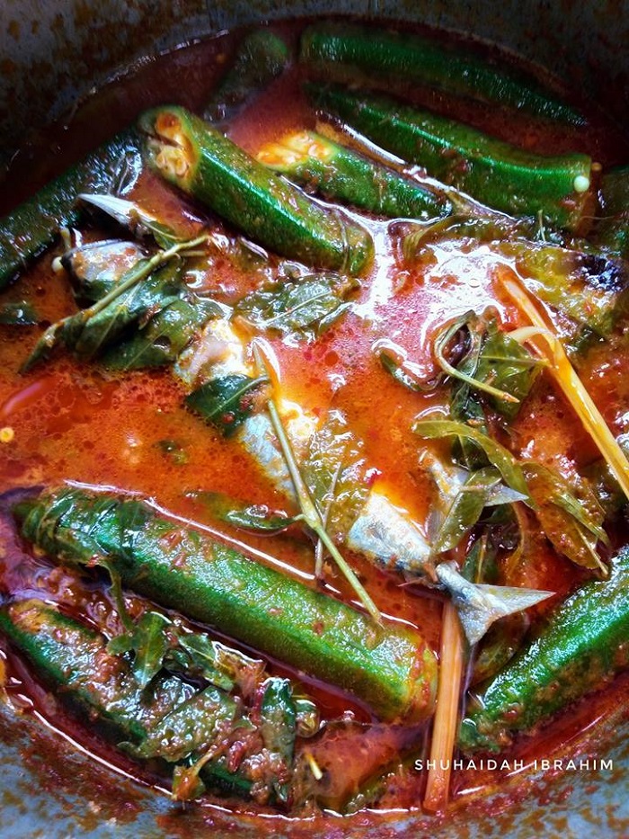 Sepinggan asam pedas ikan kembung dengan bendi dan kuah merah yang pekat
