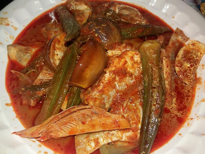 Hidangan asam pedas Melaka dengan ikan, bendi dan kuah merah pekat