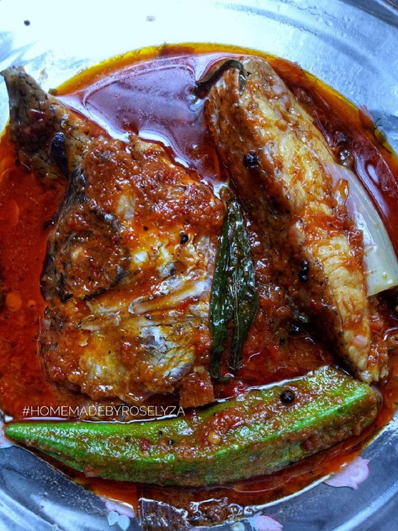 Gambar hidangan Asam Pedas Johor dengan kuah merah pekat dan ikan