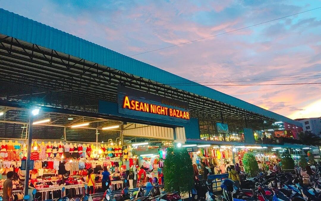 Deretan gerai di Asean Night Bazaar