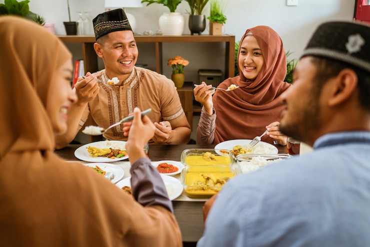 Sekumpulan muda-mudi Muslim sedang makan bersama