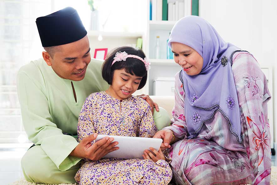 Gambar menunjukkan seorang ibu dan anak berkongsi momen mesra sebagai lambang erat hubungan keluarga.