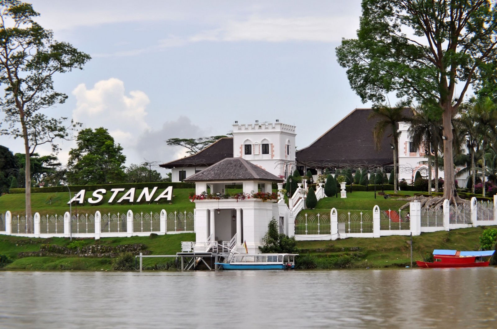 Bangunan Astana Kuching berwarna putih
