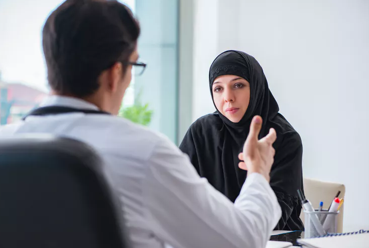 Ilustrasi wanita muslimah bertudung mewakili perbincangan batasan aurat ketika berubat