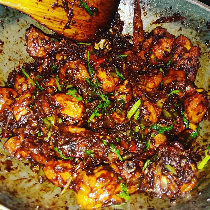 Hidangan ayam masak kicap ala 3 budak gemok yang kelihatan pedas dan sedap.