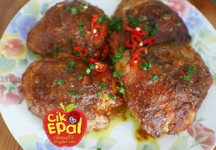 Empat ketul ayam bakar berempah yang keperangan dan sedap di atas pinggan