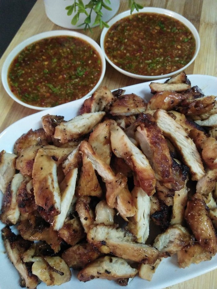 Gambar pinggan berisi ayam bakar danok yang telah siap dimasak bersama hirisan salad.