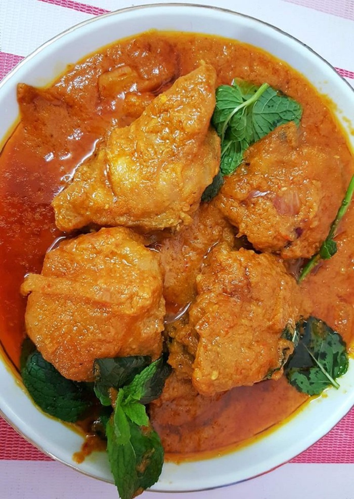Sepinggan hidangan ayam masak merah utara berkuah pekat yang sedap