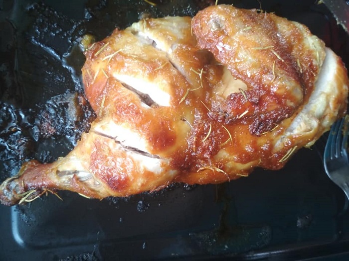 Ayam golek bakar berkilat yang sihat dan sedap di atas pinggan