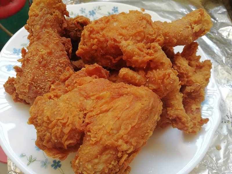 Gambar hidangan ayam goreng rangup ala KFC keemasan diletakkan di atas pinggan
