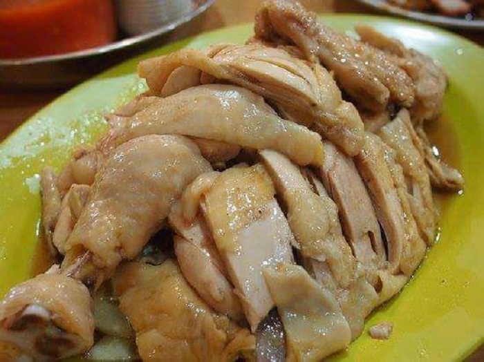 Gambar hidangan ayam kukus ala Chinese dengan hirisan halia dan daun bawang.