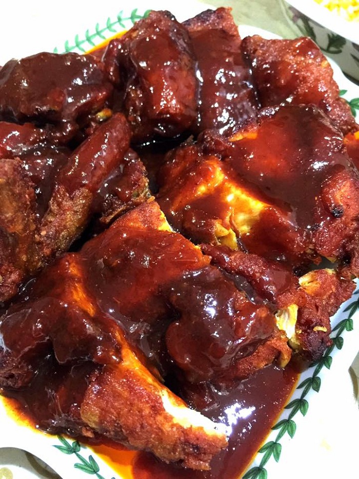 Hidangan ayam masak madu yang kelihatan pedas dan berselerak dalam mangkuk.