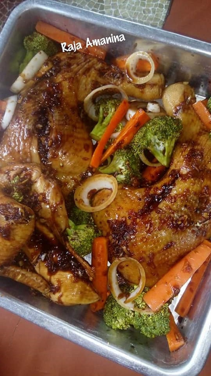 Gambar ayam panggang yang dimasak sehingga keperangan dan kelihatan lazat untuk diet.