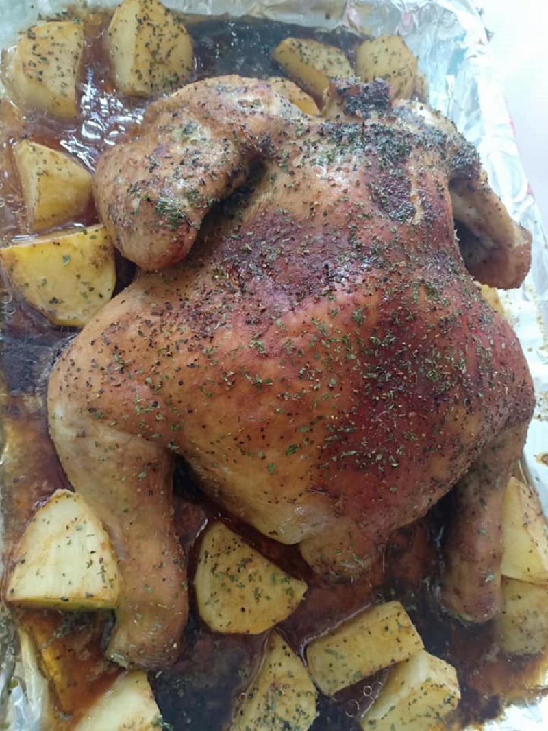 Gambar hidangan ayam grill yang dibelah rerama, kelihatan gebu dan berjus.