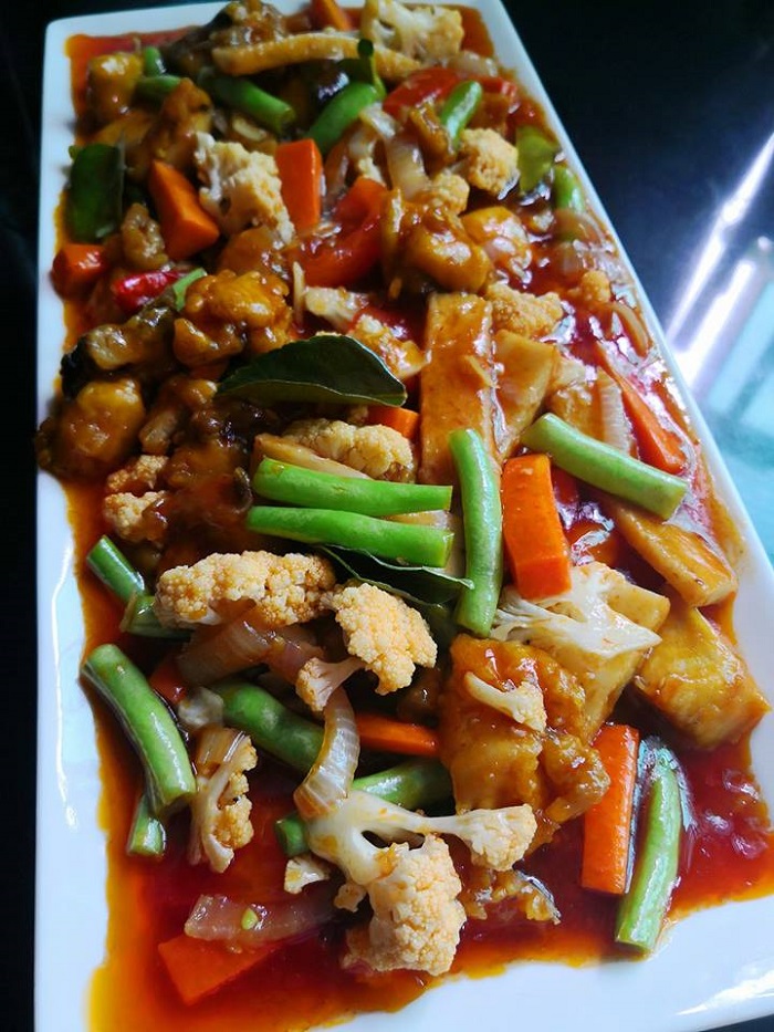Gambar hidangan ayam paprik dengan sayur dan kuah yang sedap