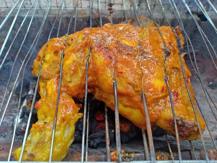 Ayam percik bersalut sos kelapa