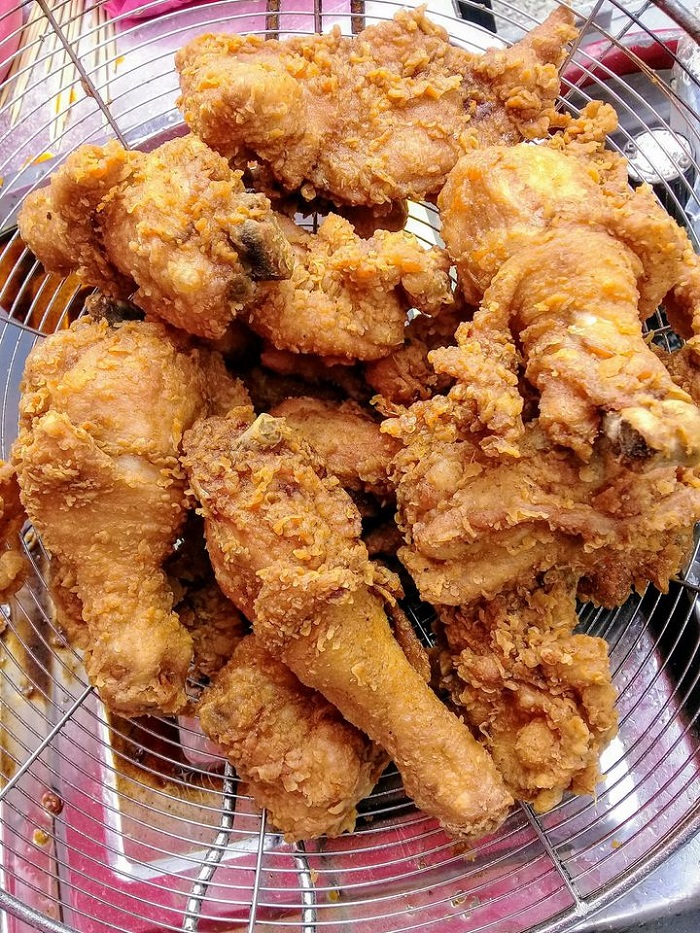 Hidangan ayam goreng seringgit rangup keemasan di atas pinggan.