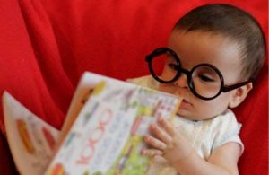 Kanak-kanak sedang membaca buku cerita