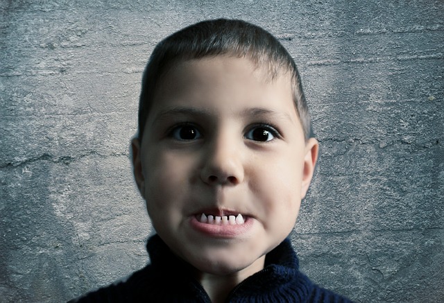 Gambar anak kecil sedang menggigit objek atau jari