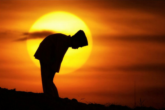 Ilustrasi seorang muslim lelaki sedang melakukan solat dengan posisi sujud.